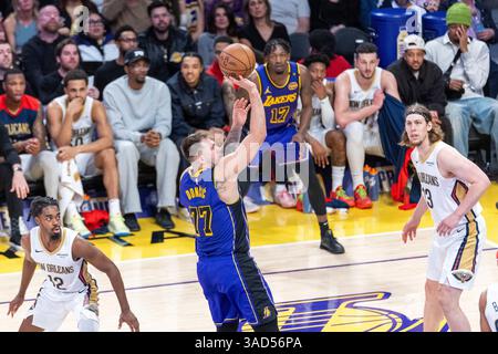 Los Angeles, Usa. April 2025. Luka Doncic #77 der Los Angeles Lakers schießt gegen die New Orleans Pelicans während eines NBA-Basketballspiels in der Crypto.com Arena am Freitag, 4. April 2025 in Los Angeles. Quelle: SOPA Images Limited/Alamy Live News Stockfoto