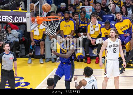 Los Angeles, Usa. April 2025. Der LeBron James #23 der Los Angeles Lakers geht am Freitag, 4. April 2025 in Los Angeles in einem NBA-Basketballspiel in der Crypto.com Arena gegen die New Orleans Pelicans in den Korb. Quelle: SOPA Images Limited/Alamy Live News Stockfoto