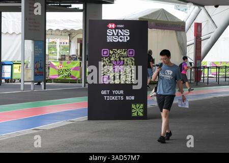 Singapur National Stadium, Singapur. April 2025. HSBC International Rugby Sevens Singapore Day 1; Ein Fan kommt im Singapore National Stadium, Heimstadion der HSBC Singapore SNVS, an, bevor das Turnier beginnt Credit: Action Plus Sports/Alamy Live News Stockfoto