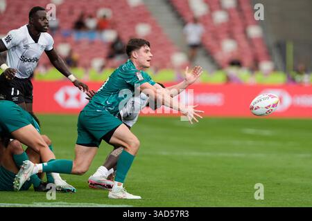 Singapur National Stadium, Singapur. April 2025. HSBC International Rugby Sevens Singapore Day 1; Dylan Grady aus Irland übergibt den Ball Credit: Action Plus Sports/Alamy Live News Stockfoto