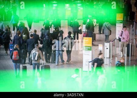 05. April 2025, Hessen, Frankfurt/Main: Reisende sind im Terminal 1 am Rhein-Main-Flughafen unterwegs. Die Osterferien in Hessen (07.04. - 21.04.2025) sind gleich um die Ecke. Auf Deutschlands größtem Flughafen herrscht viel Reiseverkehr. Foto: Andreas Arnold/dpa Stockfoto