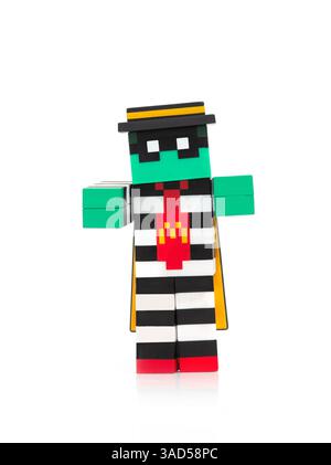 April 2025 In Kiew, Ukraine. McDonalds Collectibles Happy Meal Ein Spielzeug im Minecraft Pixel-Stil auf weißem Hintergrund Stockfoto