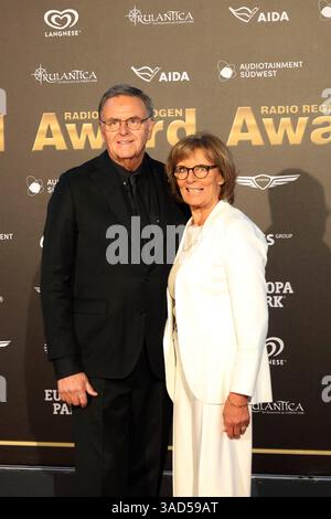 Rost, Deutschland 04. April 2025: Radio Regenbogen Award 2025 im Europa Park Rust im Bild: Roland Mack und Ehefrau Marianne Mack Europa Park Baden Württemberg *** Rust, Deutschland 04. April 2025 Radio Regenbogen Award 2025 im Europa Park Rust Pictured Copyright: XFotostandx/xHettichx Stockfoto