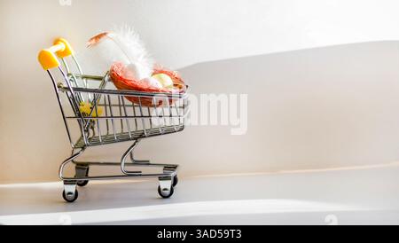 Bunte Ostereier in einem Korb auf hellem Hintergrund. Hab einen guten Osterverkauf. Ein Ort zum Kopieren. Stockfoto
