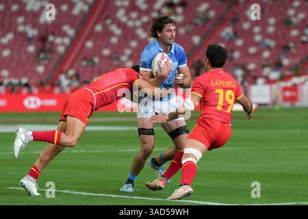 Singapur National Stadium, Singapur. April 2025. HSBC International Rugby Sevens Singapore Day 1; Tomas Etcheverry aus Uruguay läuft bei der spanischen Verteidigung Credit: Action Plus Sports/Alamy Live News Stockfoto