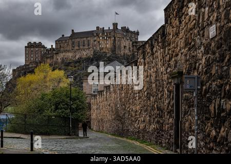 Telfer Wall und Edinburgh Castle in Edinburgh, Schottland, Großbritannien. Alte Stadtmauer, historische Festung an der Vennel Street. Stockfoto
