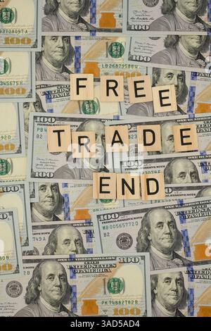 Ausdruck "Freihandelsende" auf Dollarhintergrund. Die globalen Handelsbeziehungen verändern sich. Draufsicht. Stockfoto