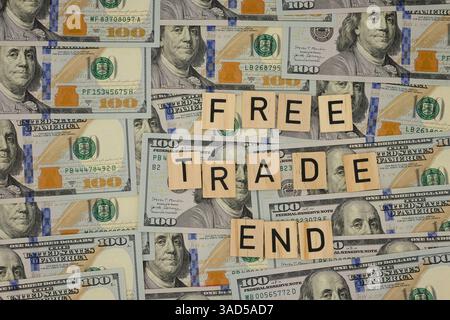Ausdruck "Freihandelsende" auf Dollarhintergrund. Die globalen Handelsbeziehungen verändern sich. Draufsicht. Stockfoto