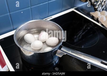 Nahaufnahme von Eiern, die in Wasser kochen Stockfoto