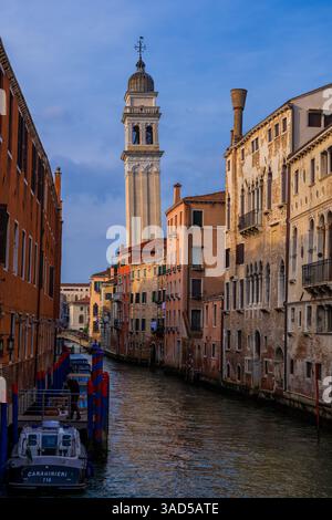 Stadt Venedig in Italien. Schiefer Glockenturm der griechisch-orthodoxen Kirche San Giorgio dei Greci vom Rio Dei Greci Kanal im Stadtteil Castello bei Sonnenuntergang Stockfoto