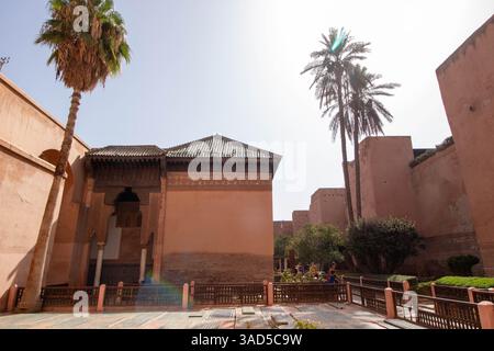 Die saadischen Gräber, die im 16. Jahrhundert von Sultan Ahmad al-Mansur erbaut wurden und sich in der Kasbah-Moschee in Marrakesch, Marokko, befinden Stockfoto