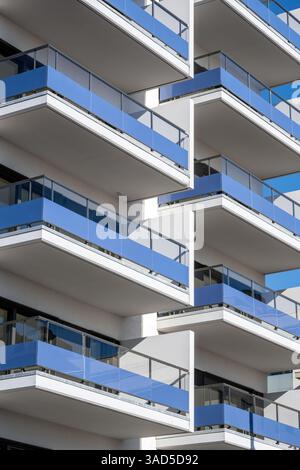 Fassade eines modernen Wohngebäudes in Badalona, Spanien, mit vielen Balkonen Stockfoto