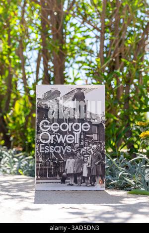 Close-up von George Orwells Essaybuch im Garten. Stockfoto