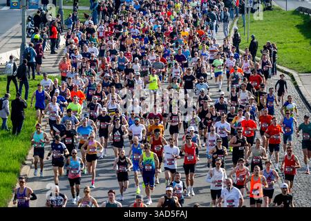 Prag, Tschechische Republik. April 2025. ***CAPTION CORRECTION*** der Prager Halbmarathon 2025 fand am 5. April 2025 in Prag statt. Quelle: Ondrej Deml/CTK Photo/Alamy Live News Stockfoto