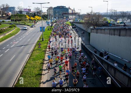 Prag, Tschechische Republik. April 2025. ***CAPTION CORRECTION*** der Prager Halbmarathon 2025 fand am 5. April 2025 in Prag statt. Quelle: Ondrej Deml/CTK Photo/Alamy Live News Stockfoto