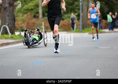 Läufer und Handbiker beim Hamburg Marathon Stockfoto