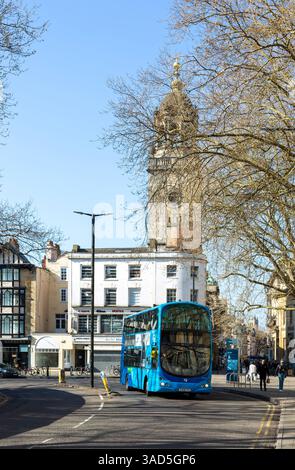 Blauer Doppeldecker Firstbus-Service, Wine Street, Stadtzentrum von Bristol, England, UK Tower of All Saints Church in Corn Street Stockfoto