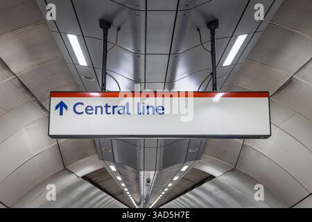 U-Bahn-Schild, das auf die Central Line im gekrümmten Tunnel der London Tube zeigt Stockfoto