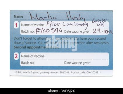 Eine COVID-Impfkarte des Vereinigten Königreichs aus dem Jahr 2021 – die COVID-19-Erinnerungskarte des NHS (British National Health Service) für das Coronavirus wurde für die Dosis 1 und 2 sowie für die dritte Dosis und die Auffrischimpfung verwendet. Spätere Karten wurden nicht mehr mit den Impfstoffen an die Impfzentren geliefert, die die Impfungen verabreichten. Der Impfstoff hier war eine Pfizer-Auffrischimpfung, die im Oktober 2021 verabreicht wurde. Stockfoto