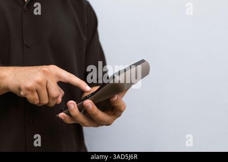 Nahaufnahme eines Geschäftsmannes, der Finanzdaten mit Stift, Rechner und Wachstumskarte analysiert und Erfolg, Strategie, und Investitionsplanung. Stockfoto