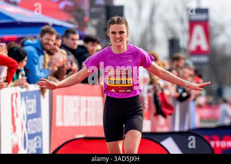 Prag, Tschechische Republik. April 2025. Der Prager Halbmarathon 2025 fand am 5. April 2025 in Prag statt. Die beste tschechische Läuferin war Michaela Cepova (im Bild). Quelle: Ondrej Deml/CTK Photo/Alamy Live News Stockfoto