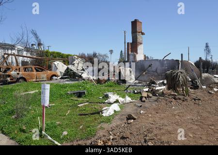 Pacific Palisades, Kalifornien, USA 4. April 2025 Häuser wurden durch die Feuer IN LA am 7. Januar 2025 während der Säuberung am 4. April 2025 in Pacific Palisades, Kalifornien, USA zerstört. Foto: Barry King/Alamy Live News Stockfoto