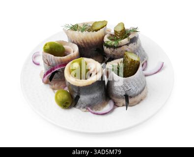 Köstliche Heringsbrötchen mit Oliven, Gurken, Dill und Zwiebeln isoliert auf weiß Stockfoto