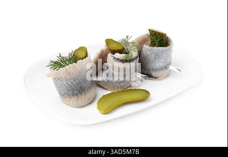 Köstliche Heringsbrötchen mit Gurken und Dill isoliert auf weiß Stockfoto