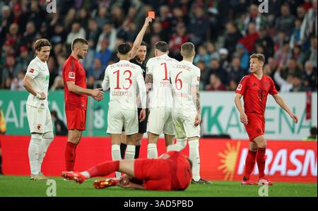 AUGSBURG, DEUTSCHLAND - 04. APRIL: Schiedsrichter Matthias Jöllenbeck zeigt beim Bundesliga-Spiel zwischen dem FC Augsburg und dem FC Bayern München in der WWK-Arena am 04. April 2025 in Augsburg die gelbe rote Karte Kristijan Jakic vom FC Augsburg. © diebilderwelt / Alamy Stock Stockfoto