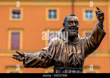 Eine Statue von Pater Pio, Padre Pio auf der Piazza di Porta Zaragoza in Bologna, Italien Stockfoto