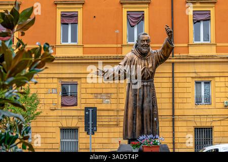 Eine Statue von Pater Pio, Padre Pio auf der Piazza di Porta Zaragoza in Bologna, Italien Stockfoto