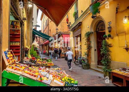 Ein Obst- und Gemüsestand an der Via Drapperie, einer schmalen Straße im Viertel Quadrilatero von Bologna, Italien Stockfoto