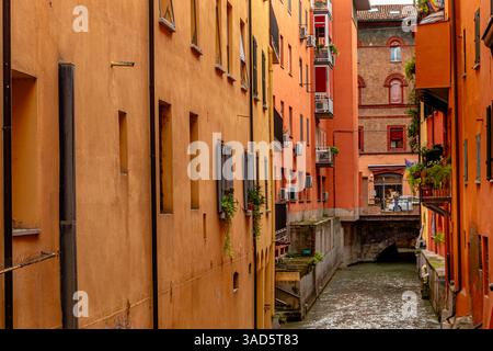 Canale delle Moline durch das versteckte Fenster Finestrella di Via Piella in Bologna, Italien Stockfoto