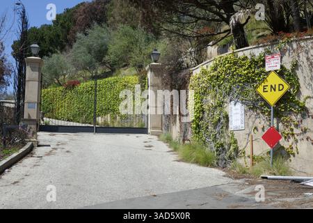 Pacific Palisades, Kalifornien, USA 4. April 2025 Gated Home am 7. Januar 2025 während der Säuberung am 4. April 2025 in Pacific Palisades, Kalifornien, USA. Foto: Barry King/Alamy Live News Stockfoto