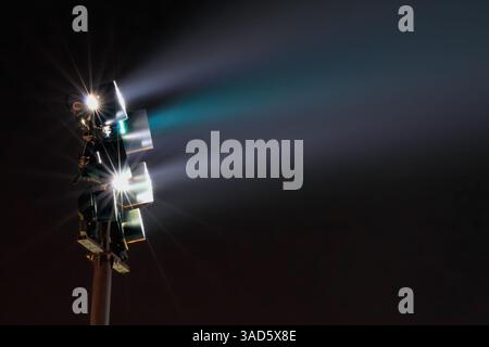 Unter der legendären Regenbogenbrücke in Taipeh weben die Straßenlaternen sanfte, leuchtende Flüstertöne, die die Nacht sanft umarmen. Ich füge dem ruhigen urb Poesie hinzu Stockfoto