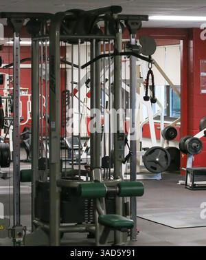 West Islip, New York, USA - 16. Februar 2025: Leerer Fitnessraum mit Geräten, Gewichten und Trainingsgeräten. Stockfoto