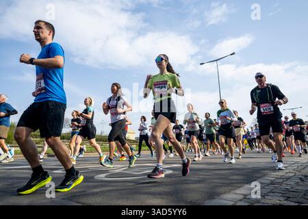 Prag, Tschechische Republik. April 2025. Der Prager Halbmarathon 2025 fand am 5. April 2025 in Prag statt. Quelle: Ondrej Deml/CTK Photo/Alamy Live News Stockfoto