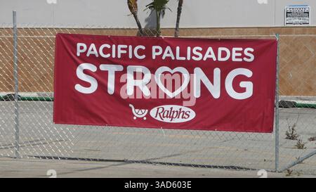 Pacific Palisades, Kalifornien, USA 4. April 2025 Pacific Palisades Strong Banner Sign from LA Fires am 7. Januar 2025 während der Säuberung am 4. April 2025 in Pacific Palisades, Kalifornien, USA. Foto: Barry King/Alamy Live News Stockfoto