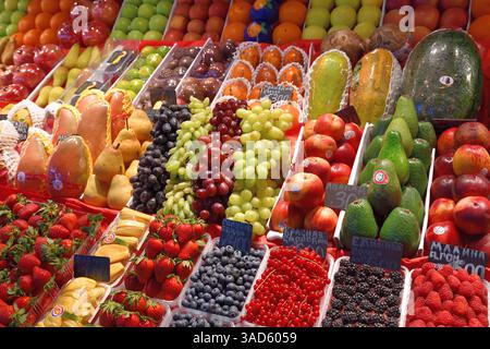 Moskau, Russland - 02.04.2022. Depo - das größte Einkaufszentrum in Europa. Schaufenster mit Früchten und Beeren Stockfoto