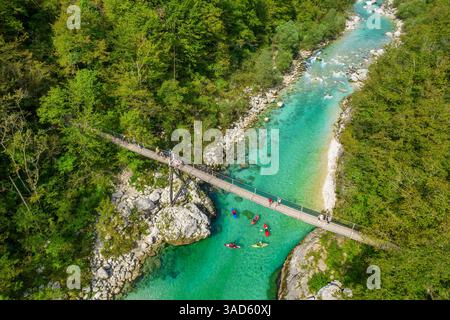 Eine Hängebrücke überspannt das smaragdgrüne Wasser des Flusses Soca in Slowenien Stockfoto