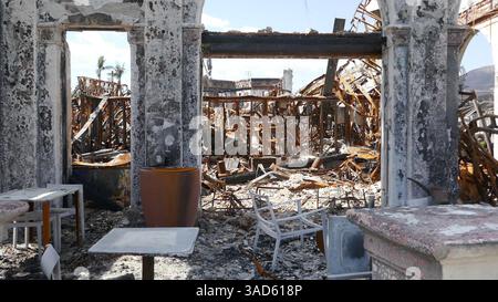 April 2025 Starbucks in Palisades Village wurde am 7. Januar 2025 während der Säuberung am 4. April 2025 in Pacific Palisades, Kalifornien, USA, durch die Feuer IN LA zerstört. Foto: Barry King/Alamy Live News Stockfoto