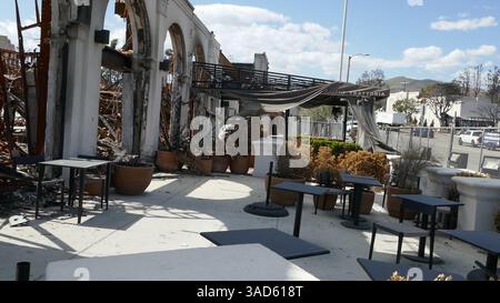 April 2025 Starbucks in Palisades Village wurde am 7. Januar 2025 während der Säuberung am 4. April 2025 in Pacific Palisades, Kalifornien, USA, durch die Feuer IN LA zerstört. Foto: Barry King/Alamy Live News Stockfoto