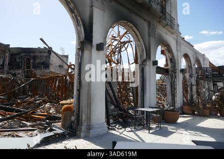 April 2025 Starbucks in Palisades Village wurde am 7. Januar 2025 während der Säuberung am 4. April 2025 in Pacific Palisades, Kalifornien, USA, durch die Feuer IN LA zerstört. Foto: Barry King/Alamy Live News Stockfoto