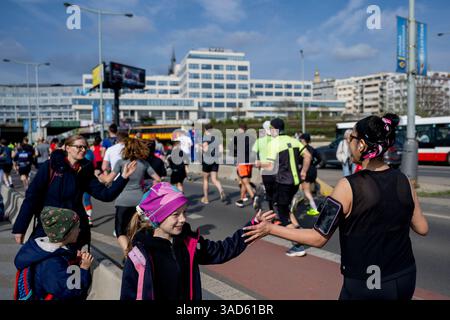 Prag, Tschechische Republik. April 2025. Der Prager Halbmarathon 2025 fand am 5. April 2025 in Prag statt. Quelle: Ondrej Deml/CTK Photo/Alamy Live News Stockfoto
