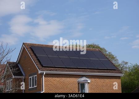 Solarenergie-Panels auf dem Dach des Hauses in Großbritannien. Alternative Öko-Energiequelle. Photovoltaik-Solarzellen auf dem Dach des Hauses installiert Stockfoto