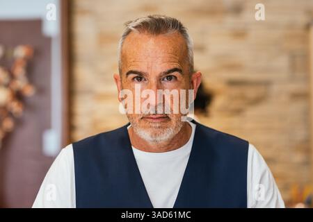 Porträt eines selbstbewussten Restaurantmanagers, der sich im Restaurant ausgibt Stockfoto