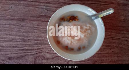 Gemischtes Eis, hergestellt aus Bohnen, geschliffenem Eis, Kokosmilch und gemischtem Obst. Hanf im Ramadan. Indonesisches Streetfood. Stockfoto
