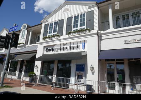Pacific Palisades, Kalifornien, USA 4. April 2025 die City National Bank wurde nicht durch die Feuer IN Palisades Village am 7. Januar 2025 während der Säuberung am 4. April 2025 in Pacific Palisades, Kalifornien, USA, zerstört. Foto: Barry King/Alamy Live News Stockfoto