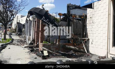 April 2025 Palisades Flowers in Palisades Village wurden am 7. Januar 2025 während der Säuberung am 4. April 2025 in Pacific Palisades, Kalifornien, USA durch die Feuer IN LA zerstört. Foto: Barry King/Alamy Live News Stockfoto