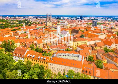 Atemberaubendes Luftbild der Altstadt von Zagreb, der Hauptstadt Kroatiens, mit Wahrzeichen der Oberstadt und farbenfroher traditioneller Architektur Stockfoto